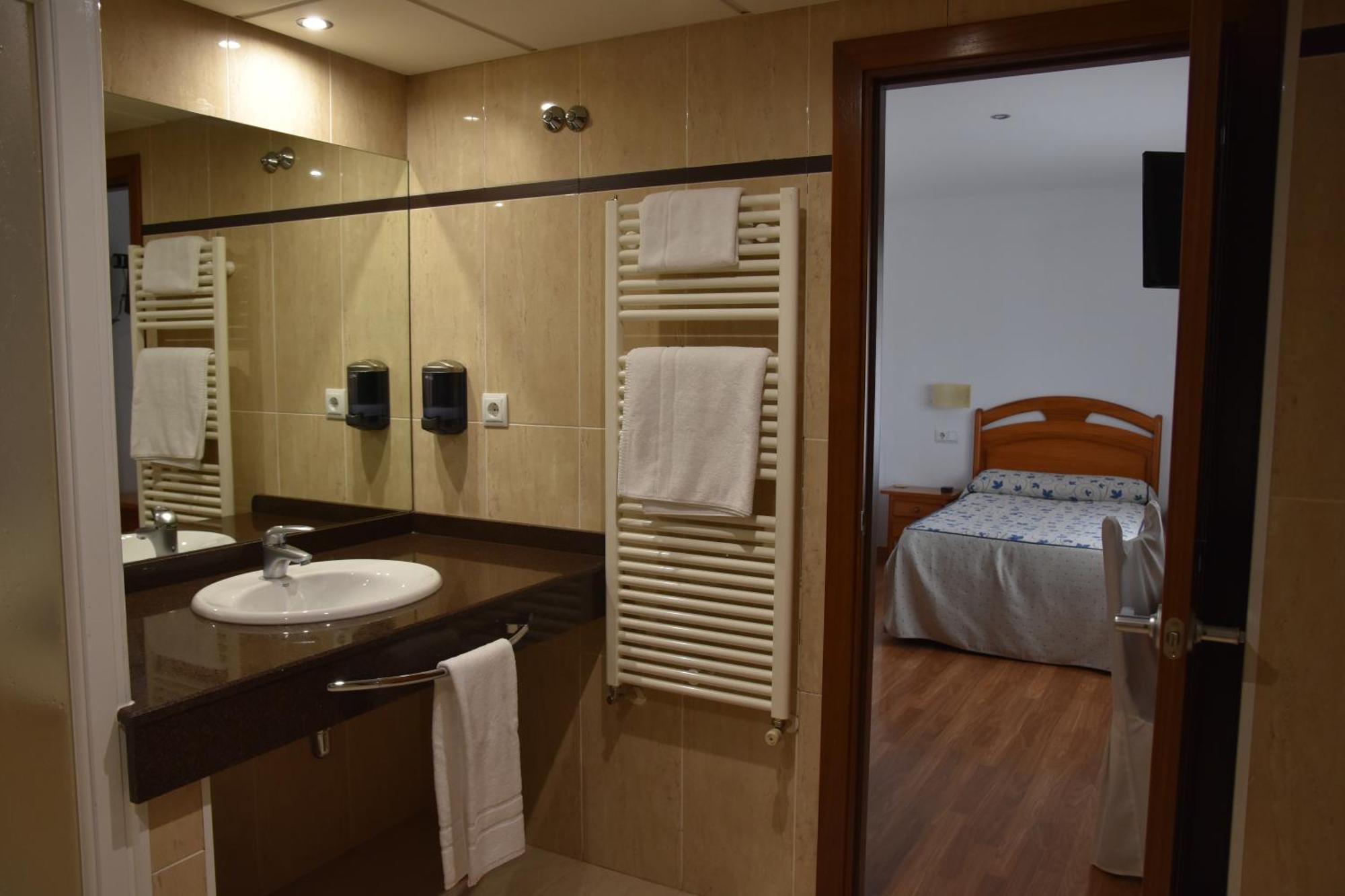 Aparthotel Tres Caminos El Grado Esterno foto