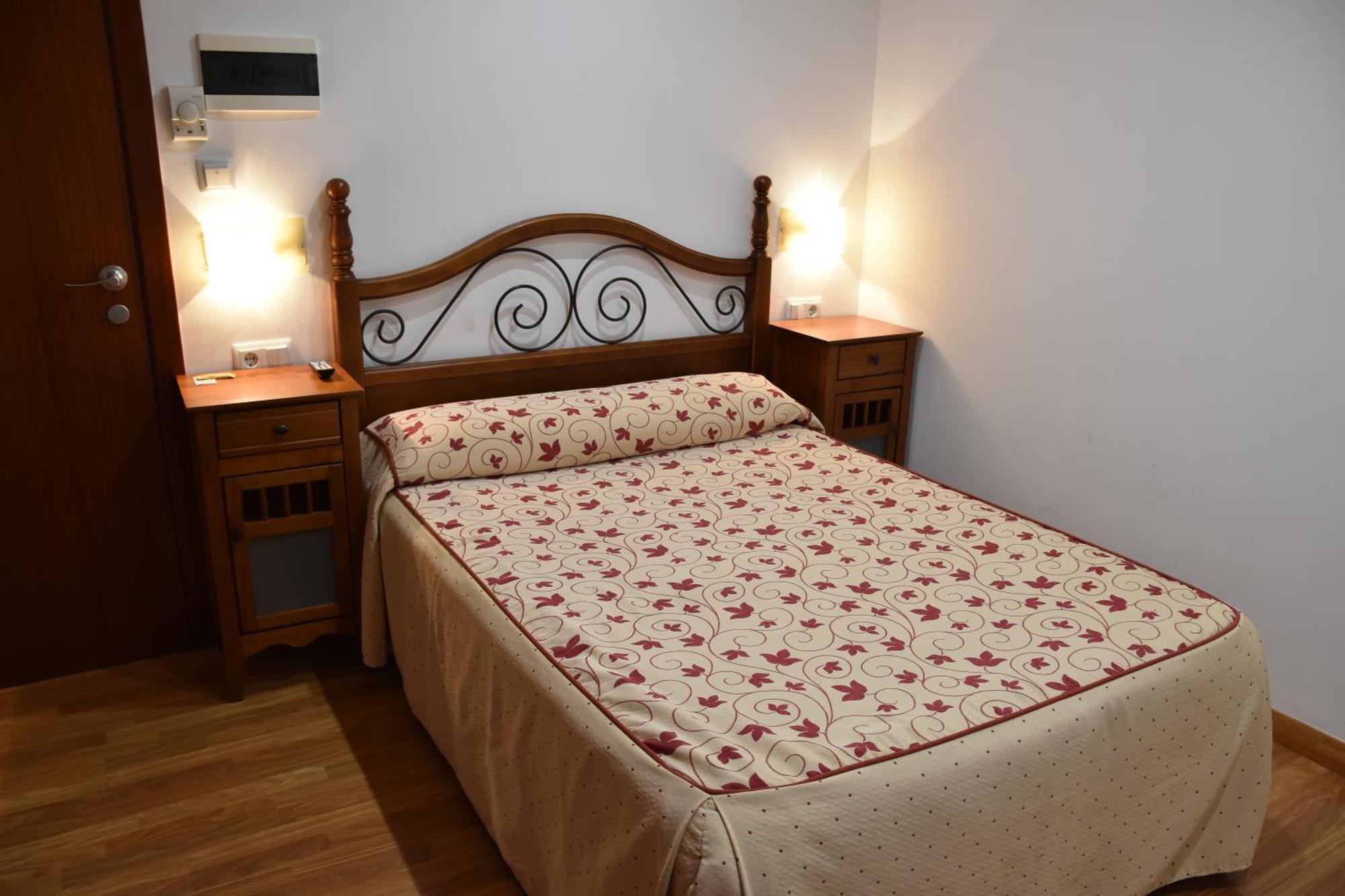 Aparthotel Tres Caminos El Grado Esterno foto