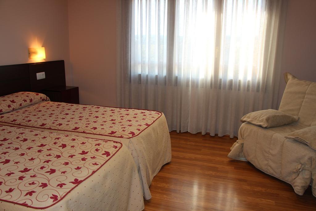 Aparthotel Tres Caminos El Grado Esterno foto