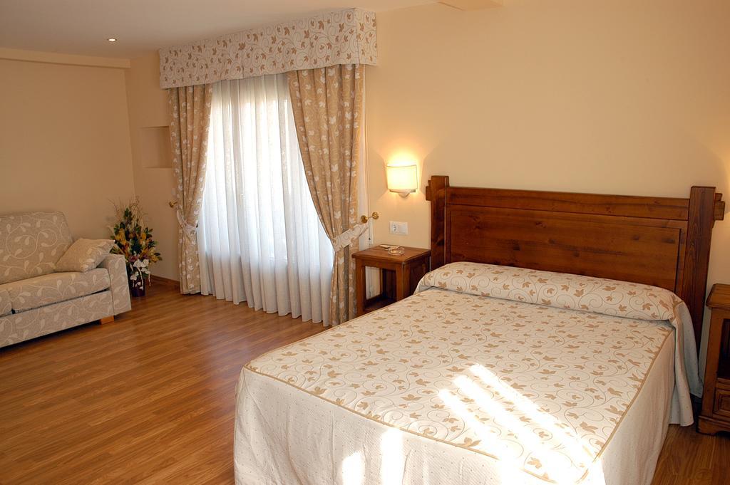 Aparthotel Tres Caminos El Grado Camera foto
